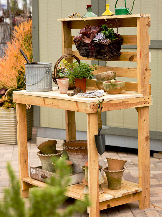 DIY jardin : fabriquer une table de rempotage récup - Marie Claire
